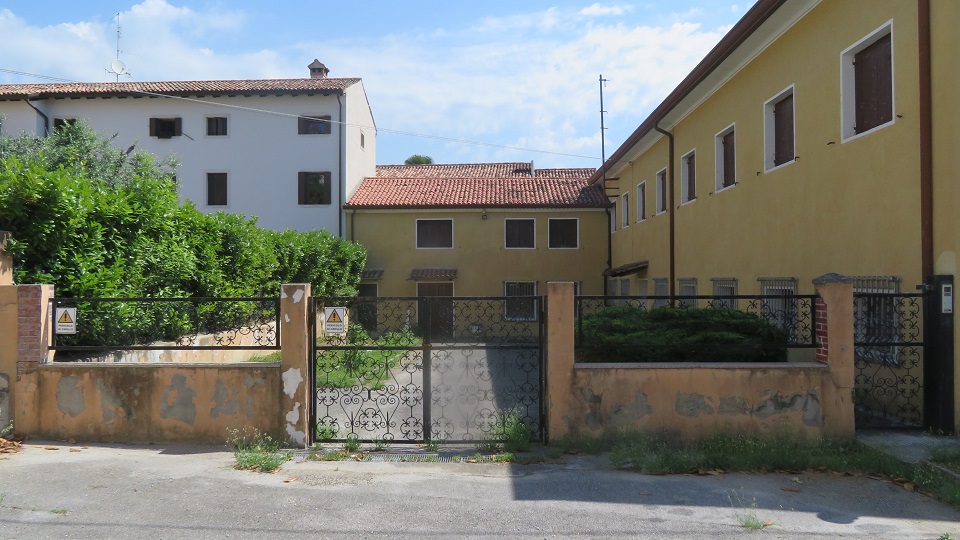 PALAZZO MARINOTTI. Sito in VITTORIO VENETO (TV) cap - 31029, VIA DEL PRETORIO, 13. Compendio immobiliare ubicato in territorio è incluso nell’itinerario enogastronomico “Strada del Prosecco e Vini dei Colli Conegliano Valdobbiadene”. Località Ceneda, una delle zone residenziali più pregiate della città, presenta una distribuzione planimetrica caratterizzata da un unico corpo di fabbrica con due accessi, contornato da ampi spazi esterni a cortile. Il compendio si sviluppa principalmente su due livelli fuori terra mentre solo una parte del fabbricato presenta tre livelli fuori terra più un piano interrato. Identificativi catastali: cat. A8 - C6 Sez. E Fg. 8, Part. 364, da sub 3 a sub 5. Superficie scoperta MQ 798 superficie catastale MQ 1.612.