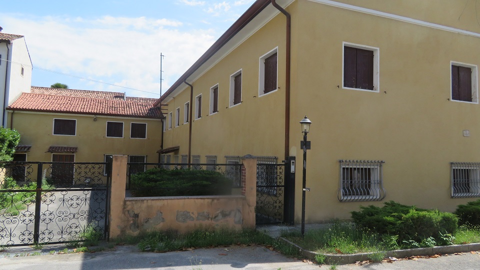PALAZZO MARINOTTI. Sito in VITTORIO VENETO (TV) cap - 31029, VIA DEL PRETORIO, 13. Compendio immobiliare ubicato in territorio è incluso nell’itinerario enogastronomico “Strada del Prosecco e Vini dei Colli Conegliano Valdobbiadene”. Località Ceneda, una delle zone residenziali più pregiate della città, presenta una distribuzione planimetrica caratterizzata da un unico corpo di fabbrica con due accessi, contornato da ampi spazi esterni a cortile. Il compendio si sviluppa principalmente su due livelli fuori terra mentre solo una parte del fabbricato presenta tre livelli fuori terra più un piano interrato. Identificativi catastali: cat. A8 - C6 Sez. E Fg. 8, Part. 364, da sub 3 a sub 5. Superficie scoperta MQ 798 superficie catastale MQ 1.612.