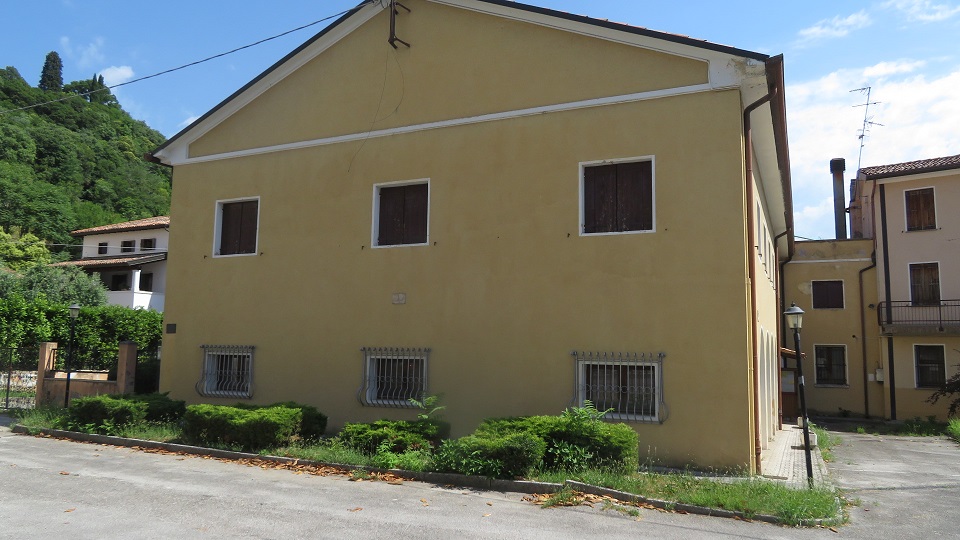 PALAZZO MARINOTTI. Sito in VITTORIO VENETO (TV) cap - 31029, VIA DEL PRETORIO, 13. Compendio immobiliare ubicato in territorio è incluso nell’itinerario enogastronomico “Strada del Prosecco e Vini dei Colli Conegliano Valdobbiadene”. Località Ceneda, una delle zone residenziali più pregiate della città, presenta una distribuzione planimetrica caratterizzata da un unico corpo di fabbrica con due accessi, contornato da ampi spazi esterni a cortile. Il compendio si sviluppa principalmente su due livelli fuori terra mentre solo una parte del fabbricato presenta tre livelli fuori terra più un piano interrato. Identificativi catastali: cat. A8 - C6 Sez. E Fg. 8, Part. 364, da sub 3 a sub 5. Superficie scoperta MQ 798 superficie catastale MQ 1.612.