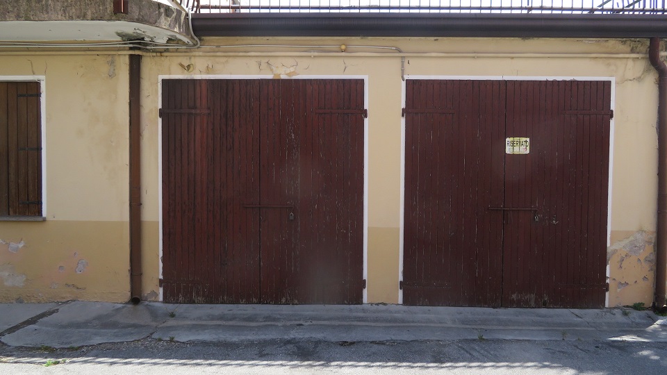 PALAZZO MARINOTTI. Sito in VITTORIO VENETO (TV) cap - 31029, VIA DEL PRETORIO, 13. Compendio immobiliare ubicato in territorio è incluso nell’itinerario enogastronomico “Strada del Prosecco e Vini dei Colli Conegliano Valdobbiadene”. Località Ceneda, una delle zone residenziali più pregiate della città, presenta una distribuzione planimetrica caratterizzata da un unico corpo di fabbrica con due accessi, contornato da ampi spazi esterni a cortile. Il compendio si sviluppa principalmente su due livelli fuori terra mentre solo una parte del fabbricato presenta tre livelli fuori terra più un piano interrato. Identificativi catastali: cat. A8 - C6 Sez. E Fg. 8, Part. 364, da sub 3 a sub 5. Superficie scoperta MQ 798 superficie catastale MQ 1.612.