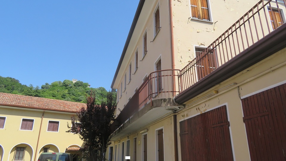 PALAZZO MARINOTTI. Sito in VITTORIO VENETO (TV) cap - 31029, VIA DEL PRETORIO, 13. Compendio immobiliare ubicato in territorio è incluso nell’itinerario enogastronomico “Strada del Prosecco e Vini dei Colli Conegliano Valdobbiadene”. Località Ceneda, una delle zone residenziali più pregiate della città, presenta una distribuzione planimetrica caratterizzata da un unico corpo di fabbrica con due accessi, contornato da ampi spazi esterni a cortile. Il compendio si sviluppa principalmente su due livelli fuori terra mentre solo una parte del fabbricato presenta tre livelli fuori terra più un piano interrato. Identificativi catastali: cat. A8 - C6 Sez. E Fg. 8, Part. 364, da sub 3 a sub 5. Superficie scoperta MQ 798 superficie catastale MQ 1.612.