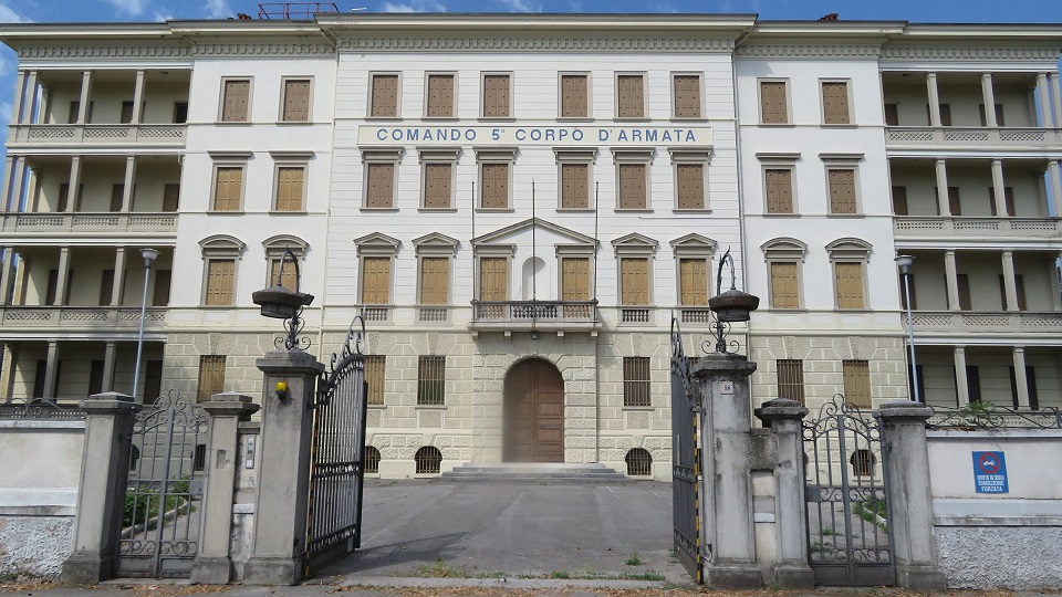 PALAZZO PICCIN in VITTORIO VENETO (TV), VIALE GIROLAMO CELANTE, 58. Ex sede del Comando del 5° Corpo d'Armata in territorio incluso nell’itinerario enogastronomico “Strada del Prosecco e Vini dei Colli Conegliano Valdobbiadene”. Un edificio del 1925 articolato su 4 piani fuori terra e un seminterrato, esempio di edificio residenziale in stile neorinascimentale di interesse culturale. Non soggetti a tutela: n. 1 fabbricato ad un piano di circa 450 mq per sala riunioni/conferenze; n. 2 prefabbricati uso ufficio; n. 1 cabina elettrica ed altri piccoli manufatti completati da un’ampia area esterna recintata ed accessibile da due ingressi carrabili separati. Id. cat.: cat. B1 - D1 Sez. E Fg. 12, Part. 294, da sub. 1 a sub. 3. Sup. scoperta MQ 4.700 sup. catastale MQ 4.622.