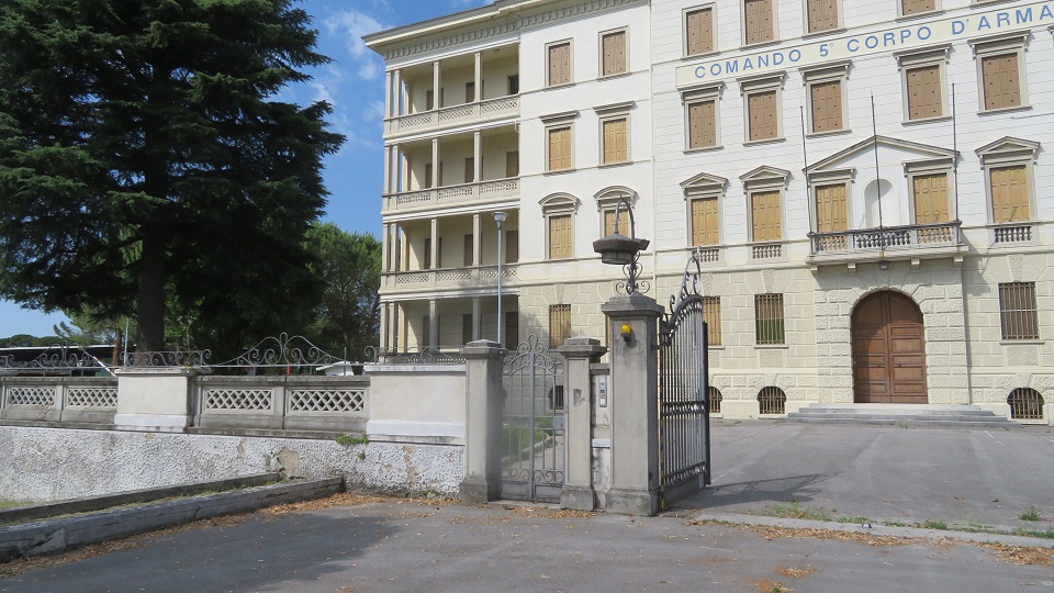 PALAZZO PICCIN in VITTORIO VENETO (TV), VIALE GIROLAMO CELANTE, 58. Ex sede del Comando del 5° Corpo d'Armata in territorio incluso nell’itinerario enogastronomico “Strada del Prosecco e Vini dei Colli Conegliano Valdobbiadene”. Un edificio del 1925 articolato su 4 piani fuori terra e un seminterrato, esempio di edificio residenziale in stile neorinascimentale di interesse culturale. Non soggetti a tutela: n. 1 fabbricato ad un piano di circa 450 mq per sala riunioni/conferenze; n. 2 prefabbricati uso ufficio; n. 1 cabina elettrica ed altri piccoli manufatti completati da un’ampia area esterna recintata ed accessibile da due ingressi carrabili separati. Id. cat.: cat. B1 - D1 Sez. E Fg. 12, Part. 294, da sub. 1 a sub. 3. Sup. scoperta MQ 4.700 sup. catastale MQ 4.622.