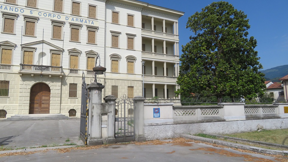 PALAZZO PICCIN in VITTORIO VENETO (TV), VIALE GIROLAMO CELANTE, 58. Ex sede del Comando del 5° Corpo d'Armata in territorio incluso nell’itinerario enogastronomico “Strada del Prosecco e Vini dei Colli Conegliano Valdobbiadene”. Un edificio del 1925 articolato su 4 piani fuori terra e un seminterrato, esempio di edificio residenziale in stile neorinascimentale di interesse culturale. Non soggetti a tutela: n. 1 fabbricato ad un piano di circa 450 mq per sala riunioni/conferenze; n. 2 prefabbricati uso ufficio; n. 1 cabina elettrica ed altri piccoli manufatti completati da un’ampia area esterna recintata ed accessibile da due ingressi carrabili separati. Id. cat.: cat. B1 - D1 Sez. E Fg. 12, Part. 294, da sub. 1 a sub. 3. Sup. scoperta MQ 4.700 sup. catastale MQ 4.622.