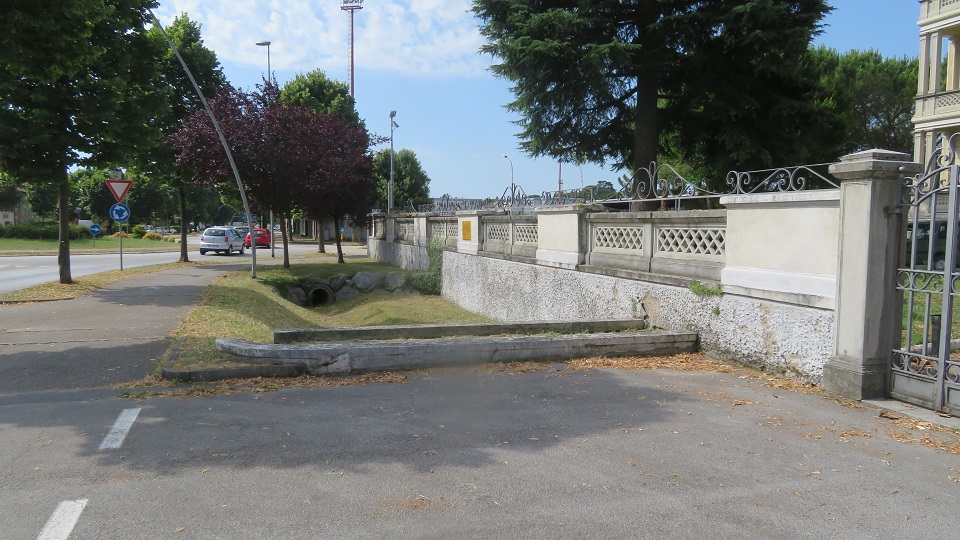 PALAZZO PICCIN in VITTORIO VENETO (TV), VIALE GIROLAMO CELANTE, 58. Ex sede del Comando del 5° Corpo d'Armata in territorio incluso nell’itinerario enogastronomico “Strada del Prosecco e Vini dei Colli Conegliano Valdobbiadene”. Un edificio del 1925 articolato su 4 piani fuori terra e un seminterrato, esempio di edificio residenziale in stile neorinascimentale di interesse culturale. Non soggetti a tutela: n. 1 fabbricato ad un piano di circa 450 mq per sala riunioni/conferenze; n. 2 prefabbricati uso ufficio; n. 1 cabina elettrica ed altri piccoli manufatti completati da un’ampia area esterna recintata ed accessibile da due ingressi carrabili separati. Id. cat.: cat. B1 - D1 Sez. E Fg. 12, Part. 294, da sub. 1 a sub. 3. Sup. scoperta MQ 4.700 sup. catastale MQ 4.622.