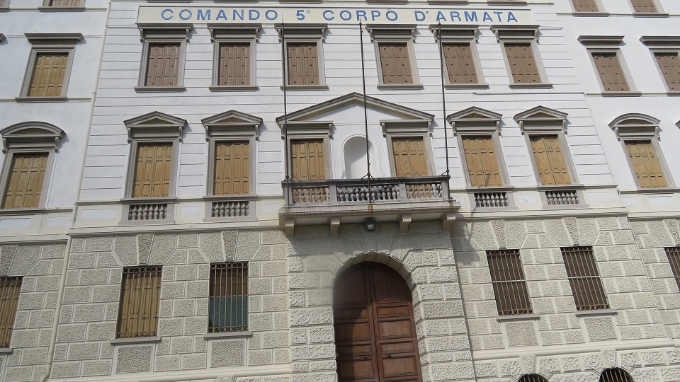 PALAZZO PICCIN in VITTORIO VENETO (TV), VIALE GIROLAMO CELANTE, 58. Ex sede del Comando del 5° Corpo d'Armata in territorio incluso nell’itinerario enogastronomico “Strada del Prosecco e Vini dei Colli Conegliano Valdobbiadene”. Un edificio del 1925 articolato su 4 piani fuori terra e un seminterrato, esempio di edificio residenziale in stile neorinascimentale di interesse culturale. Non soggetti a tutela: n. 1 fabbricato ad un piano di circa 450 mq per sala riunioni/conferenze; n. 2 prefabbricati uso ufficio; n. 1 cabina elettrica ed altri piccoli manufatti completati da un’ampia area esterna recintata ed accessibile da due ingressi carrabili separati. Id. cat.: cat. B1 - D1 Sez. E Fg. 12, Part. 294, da sub. 1 a sub. 3. Sup. scoperta MQ 4.700 sup. catastale MQ 4.622.