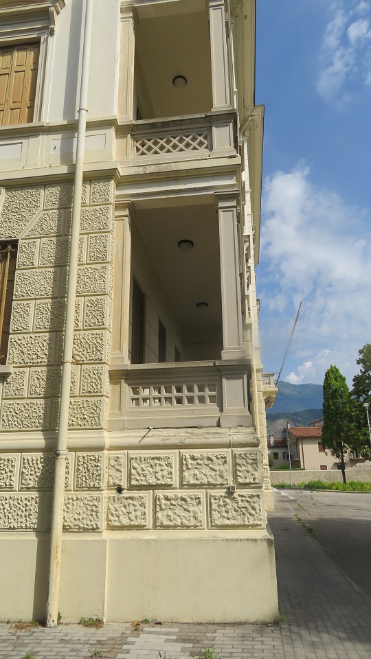 PALAZZO PICCIN in VITTORIO VENETO (TV), VIALE GIROLAMO CELANTE, 58. Ex sede del Comando del 5° Corpo d'Armata in territorio incluso nell’itinerario enogastronomico “Strada del Prosecco e Vini dei Colli Conegliano Valdobbiadene”. Un edificio del 1925 articolato su 4 piani fuori terra e un seminterrato, esempio di edificio residenziale in stile neorinascimentale di interesse culturale. Non soggetti a tutela: n. 1 fabbricato ad un piano di circa 450 mq per sala riunioni/conferenze; n. 2 prefabbricati uso ufficio; n. 1 cabina elettrica ed altri piccoli manufatti completati da un’ampia area esterna recintata ed accessibile da due ingressi carrabili separati. Id. cat.: cat. B1 - D1 Sez. E Fg. 12, Part. 294, da sub. 1 a sub. 3. Sup. scoperta MQ 4.700 sup. catastale MQ 4.622.