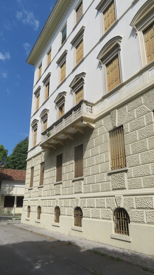 PALAZZO PICCIN in VITTORIO VENETO (TV), VIALE GIROLAMO CELANTE, 58. Ex sede del Comando del 5° Corpo d'Armata in territorio incluso nell’itinerario enogastronomico “Strada del Prosecco e Vini dei Colli Conegliano Valdobbiadene”. Un edificio del 1925 articolato su 4 piani fuori terra e un seminterrato, esempio di edificio residenziale in stile neorinascimentale di interesse culturale. Non soggetti a tutela: n. 1 fabbricato ad un piano di circa 450 mq per sala riunioni/conferenze; n. 2 prefabbricati uso ufficio; n. 1 cabina elettrica ed altri piccoli manufatti completati da un’ampia area esterna recintata ed accessibile da due ingressi carrabili separati. Id. cat.: cat. B1 - D1 Sez. E Fg. 12, Part. 294, da sub. 1 a sub. 3. Sup. scoperta MQ 4.700 sup. catastale MQ 4.622.