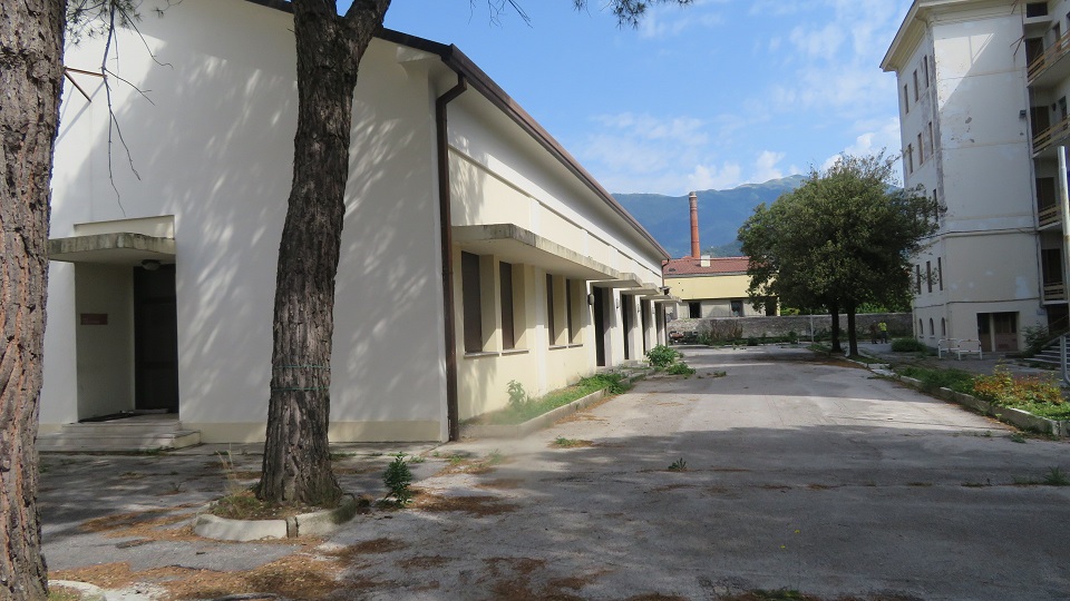 PALAZZO PICCIN in VITTORIO VENETO (TV), VIALE GIROLAMO CELANTE, 58. Ex sede del Comando del 5° Corpo d'Armata in territorio incluso nell’itinerario enogastronomico “Strada del Prosecco e Vini dei Colli Conegliano Valdobbiadene”. Un edificio del 1925 articolato su 4 piani fuori terra e un seminterrato, esempio di edificio residenziale in stile neorinascimentale di interesse culturale. Non soggetti a tutela: n. 1 fabbricato ad un piano di circa 450 mq per sala riunioni/conferenze; n. 2 prefabbricati uso ufficio; n. 1 cabina elettrica ed altri piccoli manufatti completati da un’ampia area esterna recintata ed accessibile da due ingressi carrabili separati. Id. cat.: cat. B1 - D1 Sez. E Fg. 12, Part. 294, da sub. 1 a sub. 3. Sup. scoperta MQ 4.700 sup. catastale MQ 4.622.