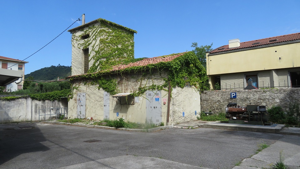 PALAZZO PICCIN in VITTORIO VENETO (TV), VIALE GIROLAMO CELANTE, 58. Ex sede del Comando del 5° Corpo d'Armata in territorio incluso nell’itinerario enogastronomico “Strada del Prosecco e Vini dei Colli Conegliano Valdobbiadene”. Un edificio del 1925 articolato su 4 piani fuori terra e un seminterrato, esempio di edificio residenziale in stile neorinascimentale di interesse culturale. Non soggetti a tutela: n. 1 fabbricato ad un piano di circa 450 mq per sala riunioni/conferenze; n. 2 prefabbricati uso ufficio; n. 1 cabina elettrica ed altri piccoli manufatti completati da un’ampia area esterna recintata ed accessibile da due ingressi carrabili separati. Id. cat.: cat. B1 - D1 Sez. E Fg. 12, Part. 294, da sub. 1 a sub. 3. Sup. scoperta MQ 4.700 sup. catastale MQ 4.622.