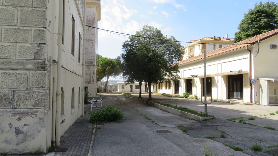 PALAZZO PICCIN in VITTORIO VENETO (TV), VIALE GIROLAMO CELANTE, 58. Ex sede del Comando del 5° Corpo d'Armata in territorio incluso nell’itinerario enogastronomico “Strada del Prosecco e Vini dei Colli Conegliano Valdobbiadene”. Un edificio del 1925 articolato su 4 piani fuori terra e un seminterrato, esempio di edificio residenziale in stile neorinascimentale di interesse culturale. Non soggetti a tutela: n. 1 fabbricato ad un piano di circa 450 mq per sala riunioni/conferenze; n. 2 prefabbricati uso ufficio; n. 1 cabina elettrica ed altri piccoli manufatti completati da un’ampia area esterna recintata ed accessibile da due ingressi carrabili separati. Id. cat.: cat. B1 - D1 Sez. E Fg. 12, Part. 294, da sub. 1 a sub. 3. Sup. scoperta MQ 4.700 sup. catastale MQ 4.622.