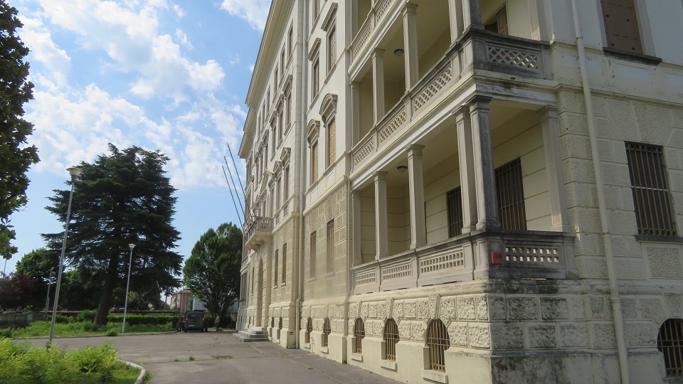 PALAZZO PICCIN in VITTORIO VENETO (TV), VIALE GIROLAMO CELANTE, 58. Ex sede del Comando del 5° Corpo d'Armata in territorio incluso nell’itinerario enogastronomico “Strada del Prosecco e Vini dei Colli Conegliano Valdobbiadene”. Un edificio del 1925 articolato su 4 piani fuori terra e un seminterrato, esempio di edificio residenziale in stile neorinascimentale di interesse culturale. Non soggetti a tutela: n. 1 fabbricato ad un piano di circa 450 mq per sala riunioni/conferenze; n. 2 prefabbricati uso ufficio; n. 1 cabina elettrica ed altri piccoli manufatti completati da un’ampia area esterna recintata ed accessibile da due ingressi carrabili separati. Id. cat.: cat. B1 - D1 Sez. E Fg. 12, Part. 294, da sub. 1 a sub. 3. Sup. scoperta MQ 4.700 sup. catastale MQ 4.622.