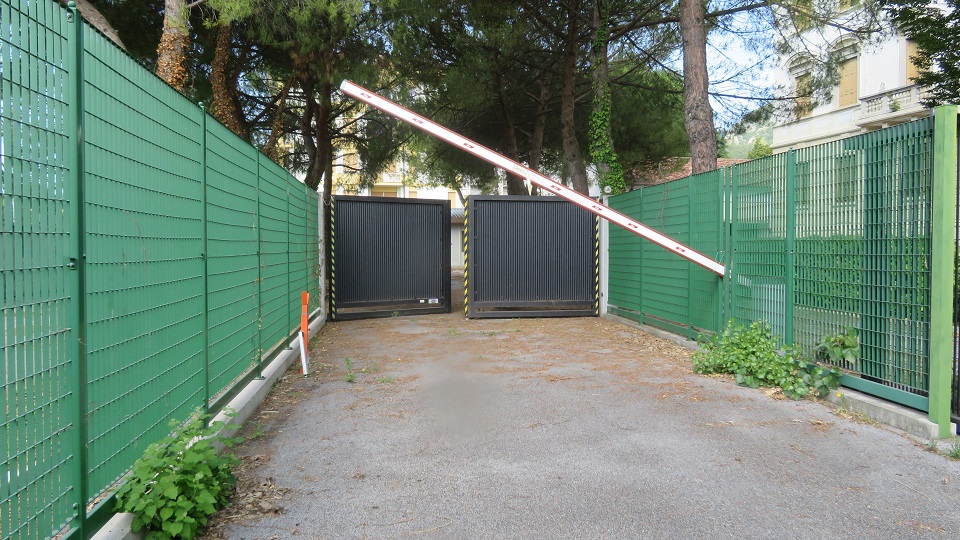 PALAZZO PICCIN in VITTORIO VENETO (TV), VIALE GIROLAMO CELANTE, 58. Ex sede del Comando del 5° Corpo d'Armata in territorio incluso nell’itinerario enogastronomico “Strada del Prosecco e Vini dei Colli Conegliano Valdobbiadene”. Un edificio del 1925 articolato su 4 piani fuori terra e un seminterrato, esempio di edificio residenziale in stile neorinascimentale di interesse culturale. Non soggetti a tutela: n. 1 fabbricato ad un piano di circa 450 mq per sala riunioni/conferenze; n. 2 prefabbricati uso ufficio; n. 1 cabina elettrica ed altri piccoli manufatti completati da un’ampia area esterna recintata ed accessibile da due ingressi carrabili separati. Id. cat.: cat. B1 - D1 Sez. E Fg. 12, Part. 294, da sub. 1 a sub. 3. Sup. scoperta MQ 4.700 sup. catastale MQ 4.622.