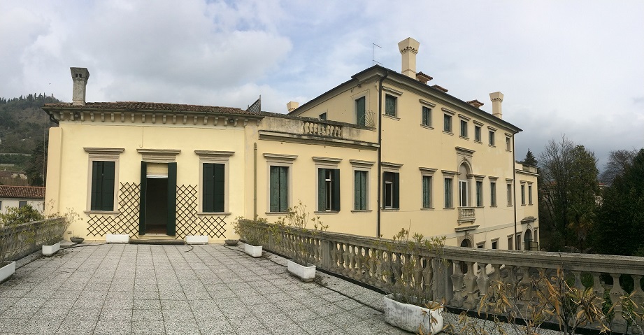 PALAZZO DORO ALTAN in VITTORIO VENETO (TV), VIA UMBERTO COSMO, 102. Ex sede del Circolo Ufficiali di presidio del 1^ FOD in territorio incluso nell’itinerario enogastronomico “Strada del Prosecco e Vini dei Colli Conegliano Valdobbiadene”. Del XVII secolo in origine della famiglia dei conti Lioni e successivamente delle fam. Doro e Altan, ricco di finiture ed elementi decorativi, su 3 piani ed un piano seminterrato; di notevole pregio architettonico quale palazzo nobiliare cenedese è di interesse culturale. Giardino di circa 8700 mq. delimitato da viale alberato e altri fabbricati minori quali: n. 1 palazzina a 2 piani; n. 2 posti auto coperti; n. 1 campo da tennis. . Id. cat.: cat. A1 - A7 - C6 Sez. E Fg. 8, Part. 91, da sub. 6 a sub. 17. Sup. scoperta MQ 7.870 sup. catastale MQ 2.594.