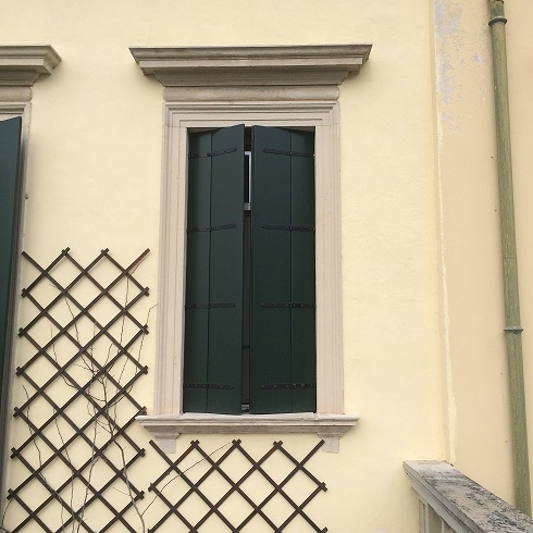 PALAZZO DORO ALTAN in VITTORIO VENETO (TV), VIA UMBERTO COSMO, 102. Ex sede del Circolo Ufficiali di presidio del 1^ FOD in territorio incluso nell’itinerario enogastronomico “Strada del Prosecco e Vini dei Colli Conegliano Valdobbiadene”. Del XVII secolo in origine della famiglia dei conti Lioni e successivamente delle fam. Doro e Altan, ricco di finiture ed elementi decorativi, su 3 piani ed un piano seminterrato; di notevole pregio architettonico quale palazzo nobiliare cenedese è di interesse culturale. Giardino di circa 8700 mq. delimitato da viale alberato e altri fabbricati minori quali: n. 1 palazzina a 2 piani; n. 2 posti auto coperti; n. 1 campo da tennis. . Id. cat.: cat. A1 - A7 - C6 Sez. E Fg. 8, Part. 91, da sub. 6 a sub. 17. Sup. scoperta MQ 7.870 sup. catastale MQ 2.594.