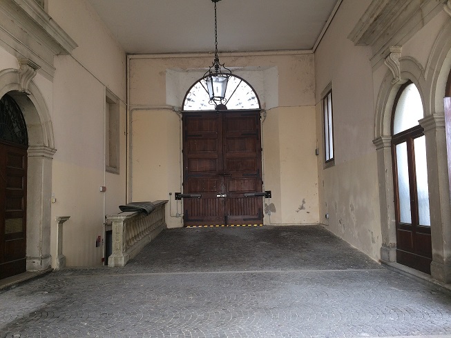 PALAZZO DORO ALTAN in VITTORIO VENETO (TV), VIA UMBERTO COSMO, 102. Ex sede del Circolo Ufficiali di presidio del 1^ FOD in territorio incluso nell’itinerario enogastronomico “Strada del Prosecco e Vini dei Colli Conegliano Valdobbiadene”. Del XVII secolo in origine della famiglia dei conti Lioni e successivamente delle fam. Doro e Altan, ricco di finiture ed elementi decorativi, su 3 piani ed un piano seminterrato; di notevole pregio architettonico quale palazzo nobiliare cenedese è di interesse culturale. Giardino di circa 8700 mq. delimitato da viale alberato e altri fabbricati minori quali: n. 1 palazzina a 2 piani; n. 2 posti auto coperti; n. 1 campo da tennis. . Id. cat.: cat. A1 - A7 - C6 Sez. E Fg. 8, Part. 91, da sub. 6 a sub. 17. Sup. scoperta MQ 7.870 sup. catastale MQ 2.594.