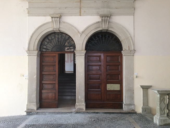 PALAZZO DORO ALTAN in VITTORIO VENETO (TV), VIA UMBERTO COSMO, 102. Ex sede del Circolo Ufficiali di presidio del 1^ FOD in territorio incluso nell’itinerario enogastronomico “Strada del Prosecco e Vini dei Colli Conegliano Valdobbiadene”. Del XVII secolo in origine della famiglia dei conti Lioni e successivamente delle fam. Doro e Altan, ricco di finiture ed elementi decorativi, su 3 piani ed un piano seminterrato; di notevole pregio architettonico quale palazzo nobiliare cenedese è di interesse culturale. Giardino di circa 8700 mq. delimitato da viale alberato e altri fabbricati minori quali: n. 1 palazzina a 2 piani; n. 2 posti auto coperti; n. 1 campo da tennis. . Id. cat.: cat. A1 - A7 - C6 Sez. E Fg. 8, Part. 91, da sub. 6 a sub. 17. Sup. scoperta MQ 7.870 sup. catastale MQ 2.594.