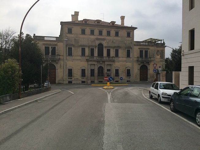 PALAZZO DORO ALTAN in VITTORIO VENETO (TV), VIA UMBERTO COSMO, 102. Ex sede del Circolo Ufficiali di presidio del 1^ FOD in territorio incluso nell’itinerario enogastronomico “Strada del Prosecco e Vini dei Colli Conegliano Valdobbiadene”. Del XVII secolo in origine della famiglia dei conti Lioni e successivamente delle fam. Doro e Altan, ricco di finiture ed elementi decorativi, su 3 piani ed un piano seminterrato; di notevole pregio architettonico quale palazzo nobiliare cenedese è di interesse culturale. Giardino di circa 8700 mq. delimitato da viale alberato e altri fabbricati minori quali: n. 1 palazzina a 2 piani; n. 2 posti auto coperti; n. 1 campo da tennis. . Id. cat.: cat. A1 - A7 - C6 Sez. E Fg. 8, Part. 91, da sub. 6 a sub. 17. Sup. scoperta MQ 7.870 sup. catastale MQ 2.594.