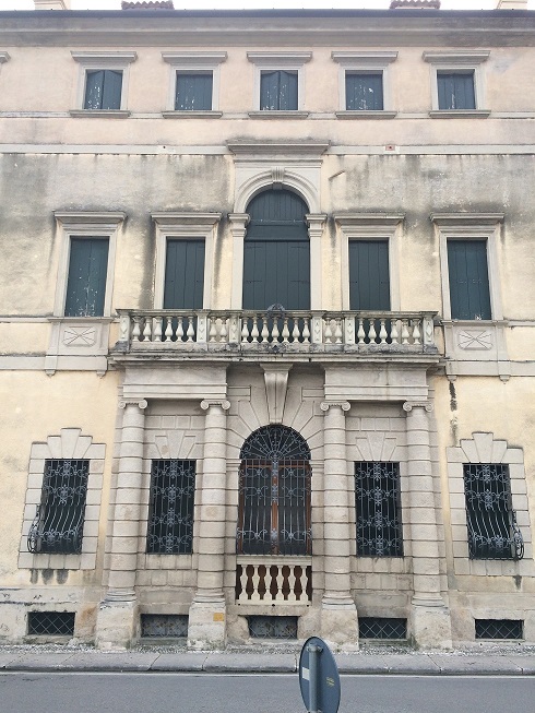 PALAZZO DORO ALTAN in VITTORIO VENETO (TV), VIA UMBERTO COSMO, 102. Ex sede del Circolo Ufficiali di presidio del 1^ FOD in territorio incluso nell’itinerario enogastronomico “Strada del Prosecco e Vini dei Colli Conegliano Valdobbiadene”. Del XVII secolo in origine della famiglia dei conti Lioni e successivamente delle fam. Doro e Altan, ricco di finiture ed elementi decorativi, su 3 piani ed un piano seminterrato; di notevole pregio architettonico quale palazzo nobiliare cenedese è di interesse culturale. Giardino di circa 8700 mq. delimitato da viale alberato e altri fabbricati minori quali: n. 1 palazzina a 2 piani; n. 2 posti auto coperti; n. 1 campo da tennis. . Id. cat.: cat. A1 - A7 - C6 Sez. E Fg. 8, Part. 91, da sub. 6 a sub. 17. Sup. scoperta MQ 7.870 sup. catastale MQ 2.594.