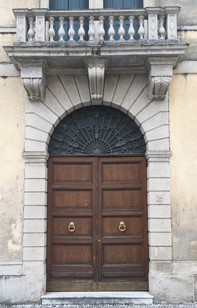 PALAZZO DORO ALTAN in VITTORIO VENETO (TV), VIA UMBERTO COSMO, 102. Ex sede del Circolo Ufficiali di presidio del 1^ FOD in territorio incluso nell’itinerario enogastronomico “Strada del Prosecco e Vini dei Colli Conegliano Valdobbiadene”. Del XVII secolo in origine della famiglia dei conti Lioni e successivamente delle fam. Doro e Altan, ricco di finiture ed elementi decorativi, su 3 piani ed un piano seminterrato; di notevole pregio architettonico quale palazzo nobiliare cenedese è di interesse culturale. Giardino di circa 8700 mq. delimitato da viale alberato e altri fabbricati minori quali: n. 1 palazzina a 2 piani; n. 2 posti auto coperti; n. 1 campo da tennis. . Id. cat.: cat. A1 - A7 - C6 Sez. E Fg. 8, Part. 91, da sub. 6 a sub. 17. Sup. scoperta MQ 7.870 sup. catastale MQ 2.594.