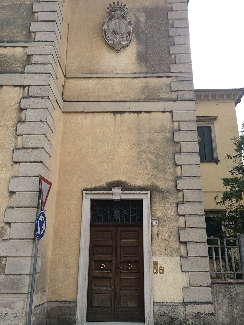 PALAZZO DORO ALTAN in VITTORIO VENETO (TV), VIA UMBERTO COSMO, 102. Ex sede del Circolo Ufficiali di presidio del 1^ FOD in territorio incluso nell’itinerario enogastronomico “Strada del Prosecco e Vini dei Colli Conegliano Valdobbiadene”. Del XVII secolo in origine della famiglia dei conti Lioni e successivamente delle fam. Doro e Altan, ricco di finiture ed elementi decorativi, su 3 piani ed un piano seminterrato; di notevole pregio architettonico quale palazzo nobiliare cenedese è di interesse culturale. Giardino di circa 8700 mq. delimitato da viale alberato e altri fabbricati minori quali: n. 1 palazzina a 2 piani; n. 2 posti auto coperti; n. 1 campo da tennis. . Id. cat.: cat. A1 - A7 - C6 Sez. E Fg. 8, Part. 91, da sub. 6 a sub. 17. Sup. scoperta MQ 7.870 sup. catastale MQ 2.594.