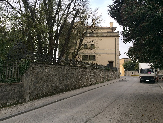 PALAZZO DORO ALTAN in VITTORIO VENETO (TV), VIA UMBERTO COSMO, 102. Ex sede del Circolo Ufficiali di presidio del 1^ FOD in territorio incluso nell’itinerario enogastronomico “Strada del Prosecco e Vini dei Colli Conegliano Valdobbiadene”. Del XVII secolo in origine della famiglia dei conti Lioni e successivamente delle fam. Doro e Altan, ricco di finiture ed elementi decorativi, su 3 piani ed un piano seminterrato; di notevole pregio architettonico quale palazzo nobiliare cenedese è di interesse culturale. Giardino di circa 8700 mq. delimitato da viale alberato e altri fabbricati minori quali: n. 1 palazzina a 2 piani; n. 2 posti auto coperti; n. 1 campo da tennis. . Id. cat.: cat. A1 - A7 - C6 Sez. E Fg. 8, Part. 91, da sub. 6 a sub. 17. Sup. scoperta MQ 7.870 sup. catastale MQ 2.594.