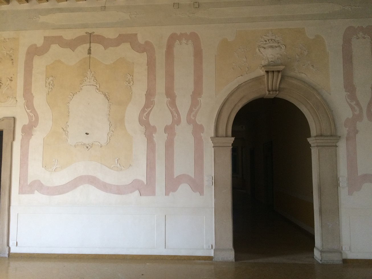 PALAZZO DORO ALTAN in VITTORIO VENETO (TV), VIA UMBERTO COSMO, 102. Ex sede del Circolo Ufficiali di presidio del 1^ FOD in territorio incluso nell’itinerario enogastronomico “Strada del Prosecco e Vini dei Colli Conegliano Valdobbiadene”. Del XVII secolo in origine della famiglia dei conti Lioni e successivamente delle fam. Doro e Altan, ricco di finiture ed elementi decorativi, su 3 piani ed un piano seminterrato; di notevole pregio architettonico quale palazzo nobiliare cenedese è di interesse culturale. Giardino di circa 8700 mq. delimitato da viale alberato e altri fabbricati minori quali: n. 1 palazzina a 2 piani; n. 2 posti auto coperti; n. 1 campo da tennis. . Id. cat.: cat. A1 - A7 - C6 Sez. E Fg. 8, Part. 91, da sub. 6 a sub. 17. Sup. scoperta MQ 7.870 sup. catastale MQ 2.594.