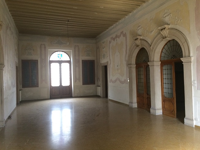 PALAZZO DORO ALTAN in VITTORIO VENETO (TV), VIA UMBERTO COSMO, 102. Ex sede del Circolo Ufficiali di presidio del 1^ FOD in territorio incluso nell’itinerario enogastronomico “Strada del Prosecco e Vini dei Colli Conegliano Valdobbiadene”. Del XVII secolo in origine della famiglia dei conti Lioni e successivamente delle fam. Doro e Altan, ricco di finiture ed elementi decorativi, su 3 piani ed un piano seminterrato; di notevole pregio architettonico quale palazzo nobiliare cenedese è di interesse culturale. Giardino di circa 8700 mq. delimitato da viale alberato e altri fabbricati minori quali: n. 1 palazzina a 2 piani; n. 2 posti auto coperti; n. 1 campo da tennis. . Id. cat.: cat. A1 - A7 - C6 Sez. E Fg. 8, Part. 91, da sub. 6 a sub. 17. Sup. scoperta MQ 7.870 sup. catastale MQ 2.594.