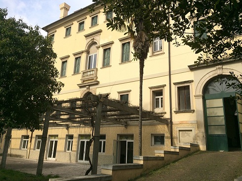 PALAZZO DORO ALTAN in VITTORIO VENETO (TV), VIA UMBERTO COSMO, 102. Ex sede del Circolo Ufficiali di presidio del 1^ FOD in territorio incluso nell’itinerario enogastronomico “Strada del Prosecco e Vini dei Colli Conegliano Valdobbiadene”. Del XVII secolo in origine della famiglia dei conti Lioni e successivamente delle fam. Doro e Altan, ricco di finiture ed elementi decorativi, su 3 piani ed un piano seminterrato; di notevole pregio architettonico quale palazzo nobiliare cenedese è di interesse culturale. Giardino di circa 8700 mq. delimitato da viale alberato e altri fabbricati minori quali: n. 1 palazzina a 2 piani; n. 2 posti auto coperti; n. 1 campo da tennis. . Id. cat.: cat. A1 - A7 - C6 Sez. E Fg. 8, Part. 91, da sub. 6 a sub. 17. Sup. scoperta MQ 7.870 sup. catastale MQ 2.594.