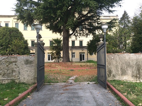 PALAZZO DORO ALTAN in VITTORIO VENETO (TV), VIA UMBERTO COSMO, 102. Ex sede del Circolo Ufficiali di presidio del 1^ FOD in territorio incluso nell’itinerario enogastronomico “Strada del Prosecco e Vini dei Colli Conegliano Valdobbiadene”. Del XVII secolo in origine della famiglia dei conti Lioni e successivamente delle fam. Doro e Altan, ricco di finiture ed elementi decorativi, su 3 piani ed un piano seminterrato; di notevole pregio architettonico quale palazzo nobiliare cenedese è di interesse culturale. Giardino di circa 8700 mq. delimitato da viale alberato e altri fabbricati minori quali: n. 1 palazzina a 2 piani; n. 2 posti auto coperti; n. 1 campo da tennis. . Id. cat.: cat. A1 - A7 - C6 Sez. E Fg. 8, Part. 91, da sub. 6 a sub. 17. Sup. scoperta MQ 7.870 sup. catastale MQ 2.594.