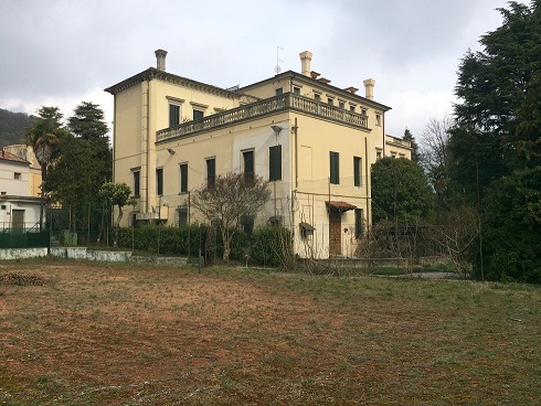 PALAZZO DORO ALTAN in VITTORIO VENETO (TV), VIA UMBERTO COSMO, 102. Ex sede del Circolo Ufficiali di presidio del 1^ FOD in territorio incluso nell’itinerario enogastronomico “Strada del Prosecco e Vini dei Colli Conegliano Valdobbiadene”. Del XVII secolo in origine della famiglia dei conti Lioni e successivamente delle fam. Doro e Altan, ricco di finiture ed elementi decorativi, su 3 piani ed un piano seminterrato; di notevole pregio architettonico quale palazzo nobiliare cenedese è di interesse culturale. Giardino di circa 8700 mq. delimitato da viale alberato e altri fabbricati minori quali: n. 1 palazzina a 2 piani; n. 2 posti auto coperti; n. 1 campo da tennis. . Id. cat.: cat. A1 - A7 - C6 Sez. E Fg. 8, Part. 91, da sub. 6 a sub. 17. Sup. scoperta MQ 7.870 sup. catastale MQ 2.594.