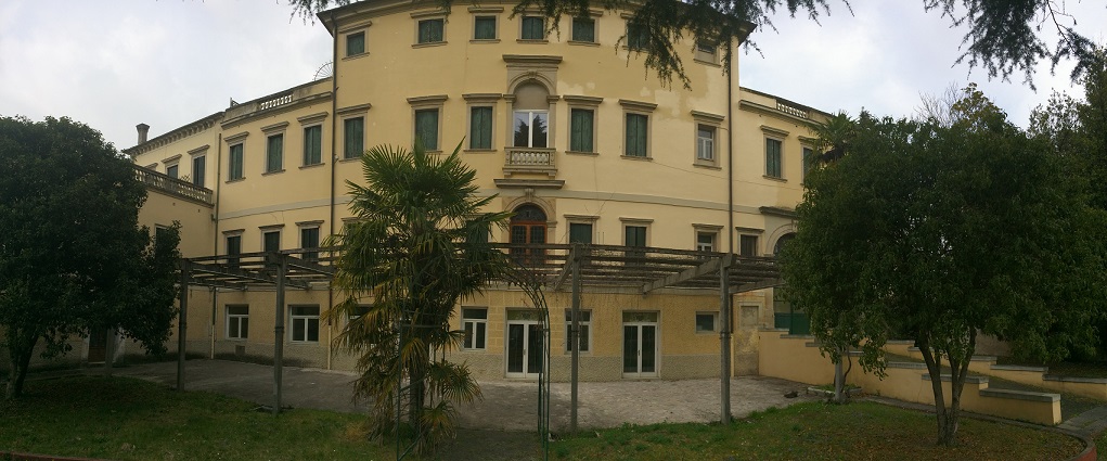 PALAZZO DORO ALTAN in VITTORIO VENETO (TV), VIA UMBERTO COSMO, 102. Ex sede del Circolo Ufficiali di presidio del 1^ FOD in territorio incluso nell’itinerario enogastronomico “Strada del Prosecco e Vini dei Colli Conegliano Valdobbiadene”. Del XVII secolo in origine della famiglia dei conti Lioni e successivamente delle fam. Doro e Altan, ricco di finiture ed elementi decorativi, su 3 piani ed un piano seminterrato; di notevole pregio architettonico quale palazzo nobiliare cenedese è di interesse culturale. Giardino di circa 8700 mq. delimitato da viale alberato e altri fabbricati minori quali: n. 1 palazzina a 2 piani; n. 2 posti auto coperti; n. 1 campo da tennis. . Id. cat.: cat. A1 - A7 - C6 Sez. E Fg. 8, Part. 91, da sub. 6 a sub. 17. Sup. scoperta MQ 7.870 sup. catastale MQ 2.594.