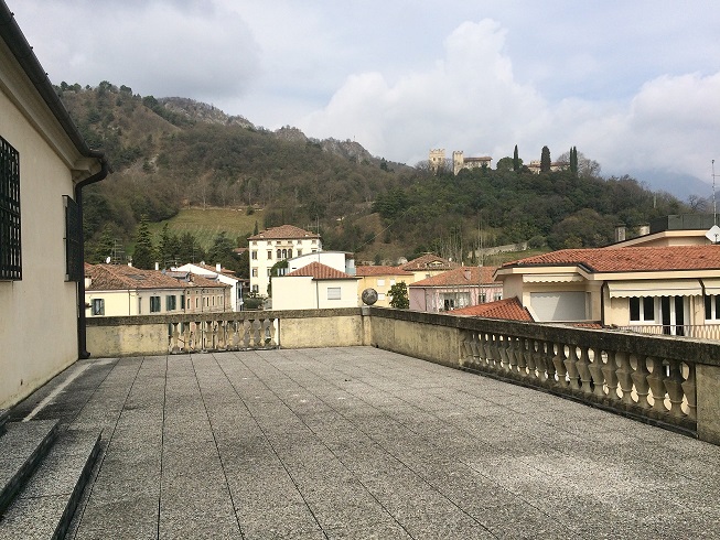 PALAZZO DORO ALTAN in VITTORIO VENETO (TV), VIA UMBERTO COSMO, 102. Ex sede del Circolo Ufficiali di presidio del 1^ FOD in territorio incluso nell’itinerario enogastronomico “Strada del Prosecco e Vini dei Colli Conegliano Valdobbiadene”. Del XVII secolo in origine della famiglia dei conti Lioni e successivamente delle fam. Doro e Altan, ricco di finiture ed elementi decorativi, su 3 piani ed un piano seminterrato; di notevole pregio architettonico quale palazzo nobiliare cenedese è di interesse culturale. Giardino di circa 8700 mq. delimitato da viale alberato e altri fabbricati minori quali: n. 1 palazzina a 2 piani; n. 2 posti auto coperti; n. 1 campo da tennis. . Id. cat.: cat. A1 - A7 - C6 Sez. E Fg. 8, Part. 91, da sub. 6 a sub. 17. Sup. scoperta MQ 7.870 sup. catastale MQ 2.594.