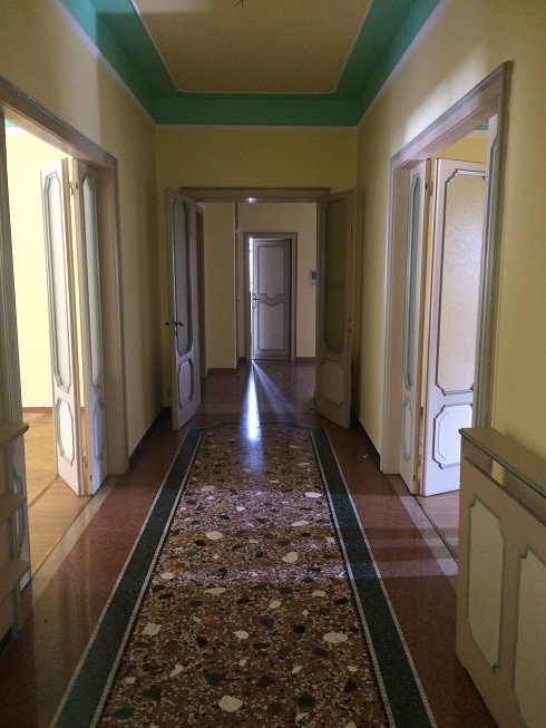 PALAZZO DORO ALTAN in VITTORIO VENETO (TV), VIA UMBERTO COSMO, 102. Ex sede del Circolo Ufficiali di presidio del 1^ FOD in territorio incluso nell’itinerario enogastronomico “Strada del Prosecco e Vini dei Colli Conegliano Valdobbiadene”. Del XVII secolo in origine della famiglia dei conti Lioni e successivamente delle fam. Doro e Altan, ricco di finiture ed elementi decorativi, su 3 piani ed un piano seminterrato; di notevole pregio architettonico quale palazzo nobiliare cenedese è di interesse culturale. Giardino di circa 8700 mq. delimitato da viale alberato e altri fabbricati minori quali: n. 1 palazzina a 2 piani; n. 2 posti auto coperti; n. 1 campo da tennis. . Id. cat.: cat. A1 - A7 - C6 Sez. E Fg. 8, Part. 91, da sub. 6 a sub. 17. Sup. scoperta MQ 7.870 sup. catastale MQ 2.594.