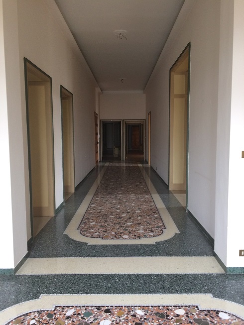 PALAZZO DORO ALTAN in VITTORIO VENETO (TV), VIA UMBERTO COSMO, 102. Ex sede del Circolo Ufficiali di presidio del 1^ FOD in territorio incluso nell’itinerario enogastronomico “Strada del Prosecco e Vini dei Colli Conegliano Valdobbiadene”. Del XVII secolo in origine della famiglia dei conti Lioni e successivamente delle fam. Doro e Altan, ricco di finiture ed elementi decorativi, su 3 piani ed un piano seminterrato; di notevole pregio architettonico quale palazzo nobiliare cenedese è di interesse culturale. Giardino di circa 8700 mq. delimitato da viale alberato e altri fabbricati minori quali: n. 1 palazzina a 2 piani; n. 2 posti auto coperti; n. 1 campo da tennis. . Id. cat.: cat. A1 - A7 - C6 Sez. E Fg. 8, Part. 91, da sub. 6 a sub. 17. Sup. scoperta MQ 7.870 sup. catastale MQ 2.594.