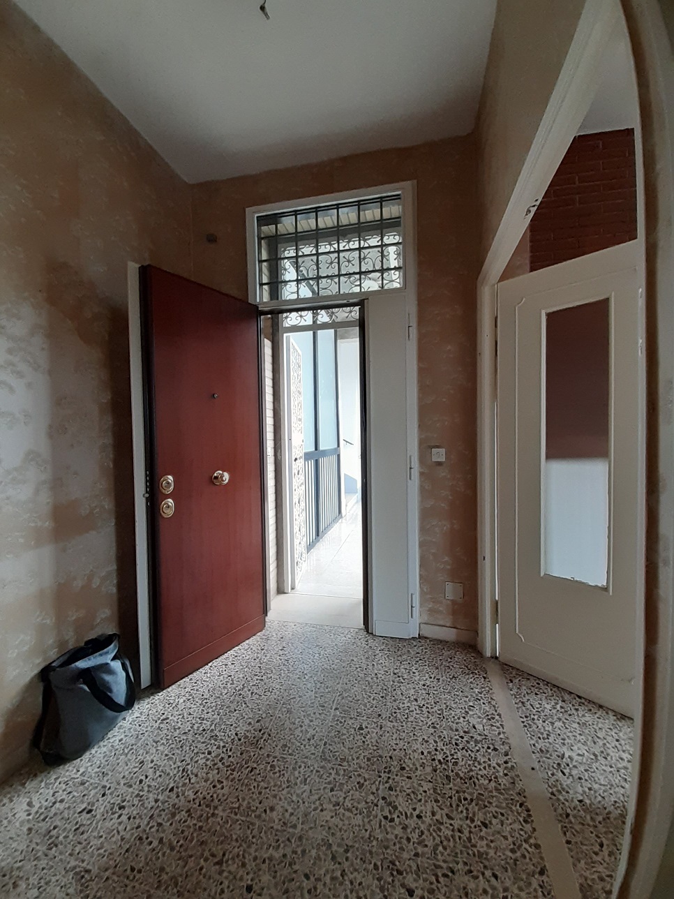 appartamento int.6 di 5,5 vani con ascensore e cantina n.6 di 5 mq catastali + balcone. Mq 96 appartamento + 5 cantina. Identificativi catastali [N.C.E.U.] cat. A/2, fg.203, part. 515, sub. 502 e cat. C/2, fg.203, part. 515, sub. 503