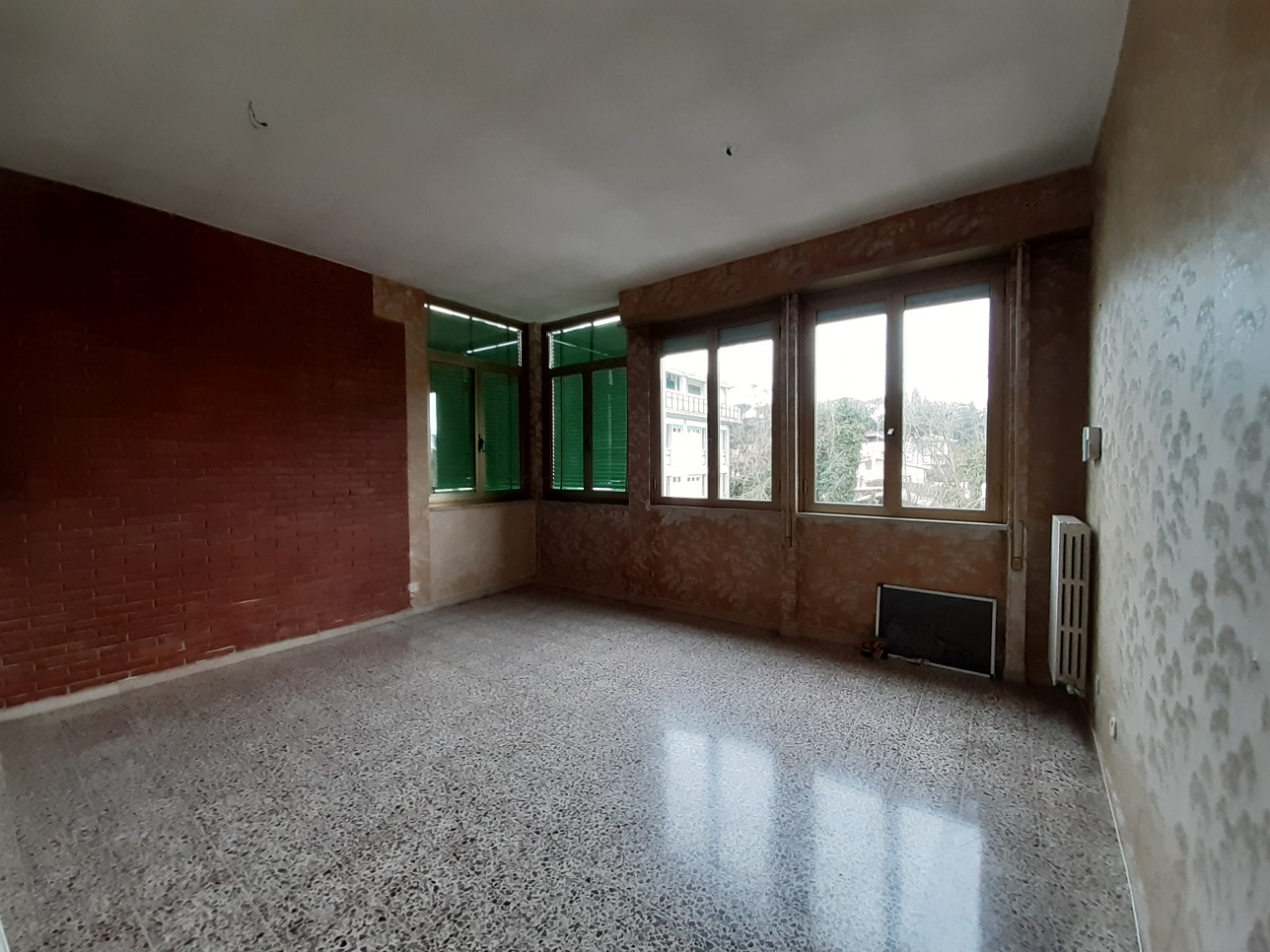 appartamento int.6 di 5,5 vani con ascensore e cantina n.6 di 5 mq catastali + balcone. Mq 96 appartamento + 5 cantina. Identificativi catastali [N.C.E.U.] cat. A/2, fg.203, part. 515, sub. 502 e cat. C/2, fg.203, part. 515, sub. 503