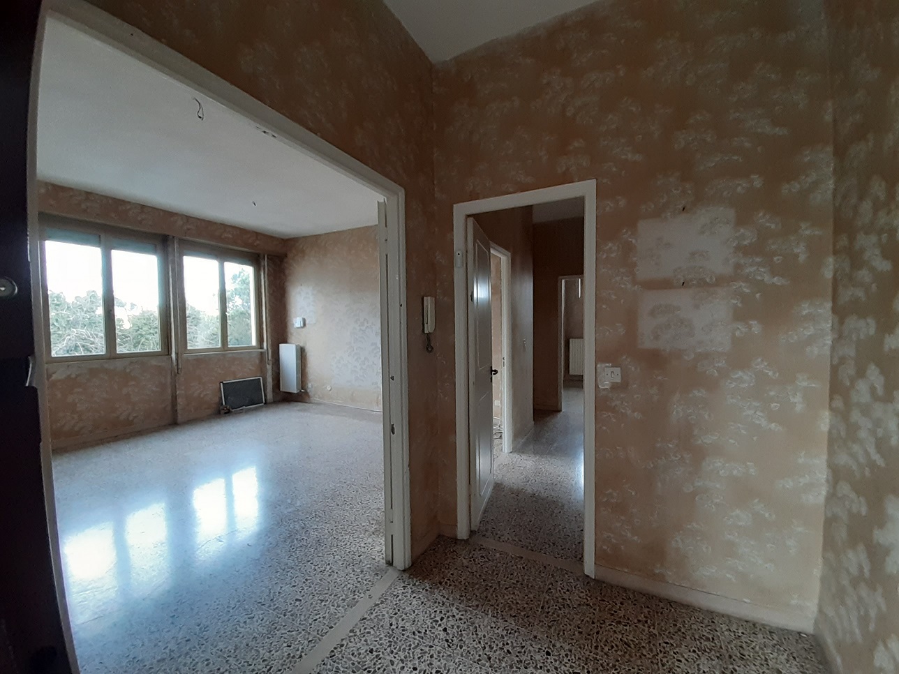 appartamento int.6 di 5,5 vani con ascensore e cantina n.6 di 5 mq catastali + balcone. Mq 96 appartamento + 5 cantina. Identificativi catastali [N.C.E.U.] cat. A/2, fg.203, part. 515, sub. 502 e cat. C/2, fg.203, part. 515, sub. 503
