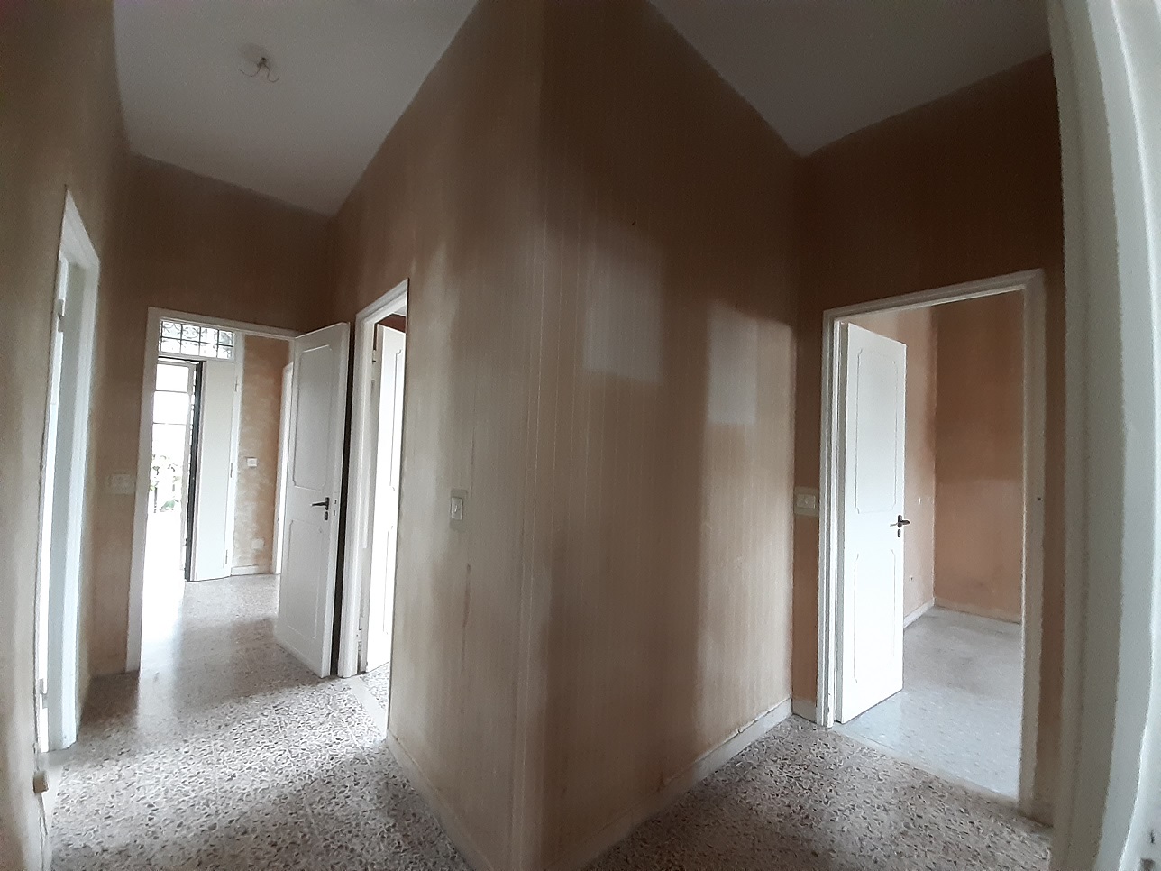 appartamento int.6 di 5,5 vani con ascensore e cantina n.6 di 5 mq catastali + balcone. Mq 96 appartamento + 5 cantina. Identificativi catastali [N.C.E.U.] cat. A/2, fg.203, part. 515, sub. 502 e cat. C/2, fg.203, part. 515, sub. 503