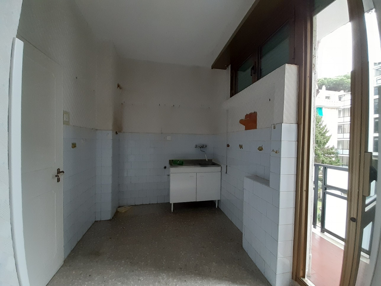 appartamento int.6 di 5,5 vani con ascensore e cantina n.6 di 5 mq catastali + balcone. Mq 96 appartamento + 5 cantina. Identificativi catastali [N.C.E.U.] cat. A/2, fg.203, part. 515, sub. 502 e cat. C/2, fg.203, part. 515, sub. 503