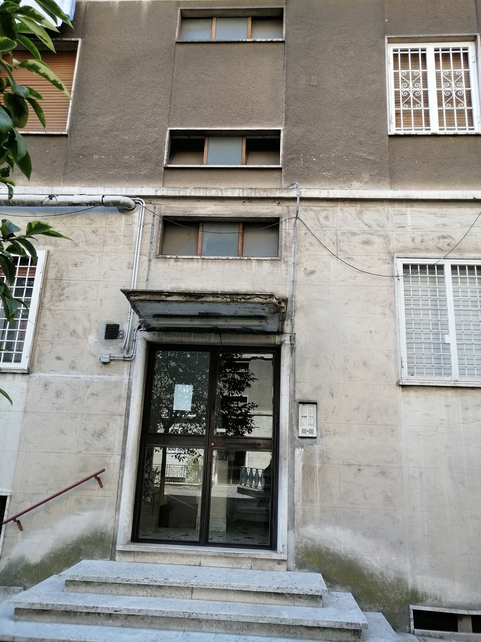 appartamento int.2 di 6 vani con ascensore. Mq 103. Identificativi catastali [N.C.E.U.] cat. A/3, fg.813, part. 105, sub. 77