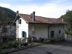 San Leonardo Frazione Cosizza- Porzione di testa di vetusto fabbricato residenziale (n. 197) con piccola corte antistante per l'accesso dalla strada comunale, in parte in stato d'abbandono, Frazione Cosizza del Comune di San Leonardo, composta al piano terra da vano cucina e rampa scale; al primo piano da camera, bagno, poggiolo, e disimpegno/vano scale; e al secondo piano (sottotetto) da disimpegno e due vani ripostiglio. Catasto Fabbricati - F. 2, part. 197, Frazione Cosizza n.34, p. T-1-2, cat. A/3, cl. 3, vani 4, mq. 80, Rendita Euro 151, 01.