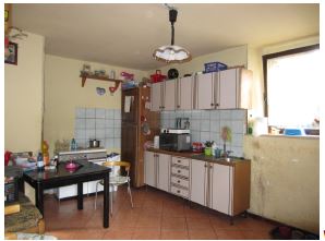 San Leonardo Frazione Cosizza- Porzione di testa di vetusto fabbricato residenziale (n. 197) con piccola corte antistante per l'accesso dalla strada comunale, in parte in stato d'abbandono, Frazione Cosizza del Comune di San Leonardo, composta al piano terra da vano cucina e rampa scale; al primo piano da camera, bagno, poggiolo, e disimpegno/vano scale; e al secondo piano (sottotetto) da disimpegno e due vani ripostiglio. Catasto Fabbricati - F. 2, part. 197, Frazione Cosizza n.34, p. T-1-2, cat. A/3, cl. 3, vani 4, mq. 80, Rendita Euro 151, 01.