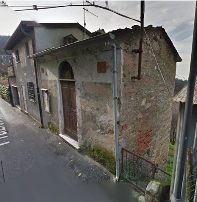 Una unità immobiliare ad uso magazzino posta all’interno di un vecchio edificio e che ne costituisce l’intera consistenza, ubicata al limite sud di Pariana. Il fabbricato è costituito da una vecchia struttura in muratura ordinaria a base rettangolare con il lato maggiore che si affaccia sulla Via Comunale. Su un piano fuori terra ed uno seminterrato, con tetto a due falde, si trova in stato di abbandono e risultano essere necessari radicali lavori di ristrutturazione per renderlo nuovamente agibile.