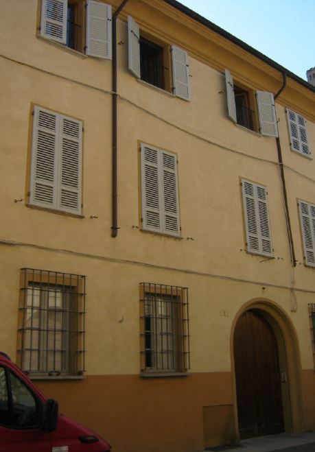 L’unità immobiliare, con destinazione residenziale, è ubicata al piano primo di un vecchio fabbricato denominato “Palazzo Gobbi”, si compone di tre camere, sala centrale di disimpegno ai vari locali, bagno, cucina, veranda di disimpegno chiusa con vetri ed altro piccolo disimpegno, oltre a locale cantina posto al piano interrato del fabbricato.