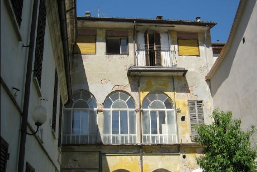L’unità immobiliare, con destinazione residenziale, è ubicata al piano primo di un vecchio fabbricato denominato “Palazzo Gobbi”, si compone di tre camere, sala centrale di disimpegno ai vari locali, bagno, cucina, veranda di disimpegno chiusa con vetri ed altro piccolo disimpegno, oltre a locale cantina posto al piano interrato del fabbricato.