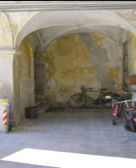 L’unità immobiliare, con destinazione residenziale, è ubicata al piano primo di un vecchio fabbricato denominato “Palazzo Gobbi”, si compone di tre camere, sala centrale di disimpegno ai vari locali, bagno, cucina, veranda di disimpegno chiusa con vetri ed altro piccolo disimpegno, oltre a locale cantina posto al piano interrato del fabbricato.