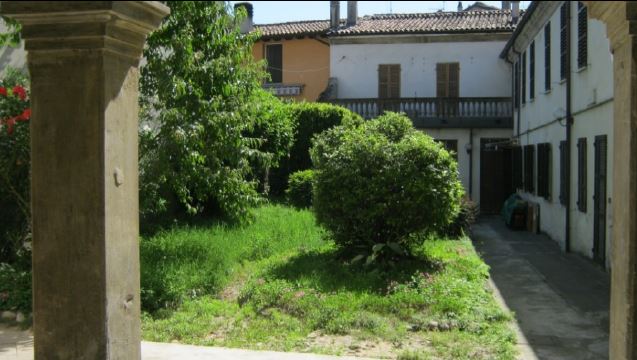 L’unità immobiliare, con destinazione residenziale, è ubicata al piano primo di un vecchio fabbricato denominato “Palazzo Gobbi”, si compone di tre camere, sala centrale di disimpegno ai vari locali, bagno, cucina, veranda di disimpegno chiusa con vetri ed altro piccolo disimpegno, oltre a locale cantina posto al piano interrato del fabbricato.