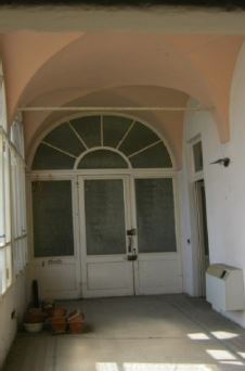 L’unità immobiliare, con destinazione residenziale, è ubicata al piano primo di un vecchio fabbricato denominato “Palazzo Gobbi”, si compone di tre camere, sala centrale di disimpegno ai vari locali, bagno, cucina, veranda di disimpegno chiusa con vetri ed altro piccolo disimpegno, oltre a locale cantina posto al piano interrato del fabbricato.