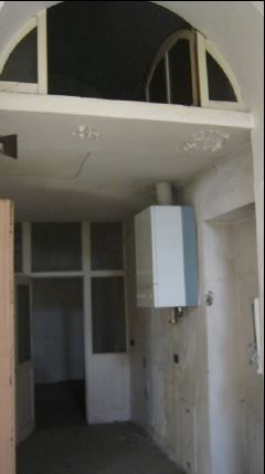 L’unità immobiliare, con destinazione residenziale, è ubicata al piano primo di un vecchio fabbricato denominato “Palazzo Gobbi”, si compone di tre camere, sala centrale di disimpegno ai vari locali, bagno, cucina, veranda di disimpegno chiusa con vetri ed altro piccolo disimpegno, oltre a locale cantina posto al piano interrato del fabbricato.